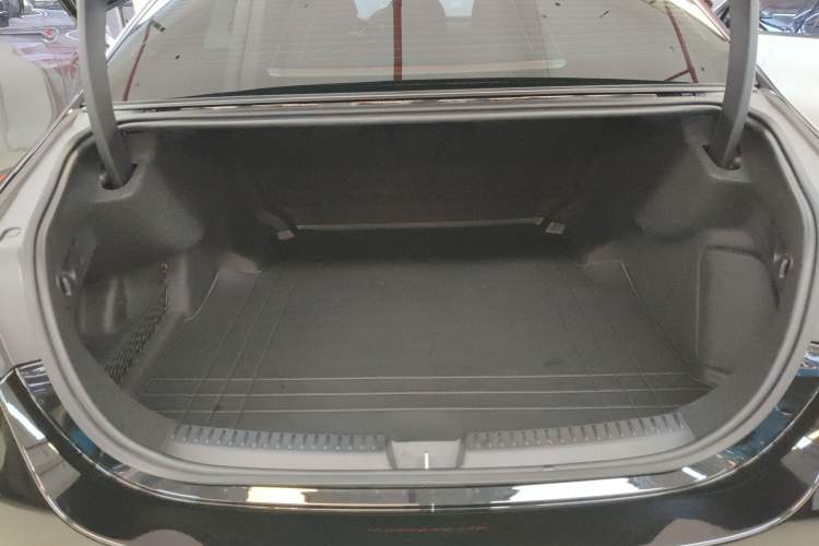 Used Mercedes-Benz E-Class 2024 Facelift E 300 L Fashion Sport Edition
