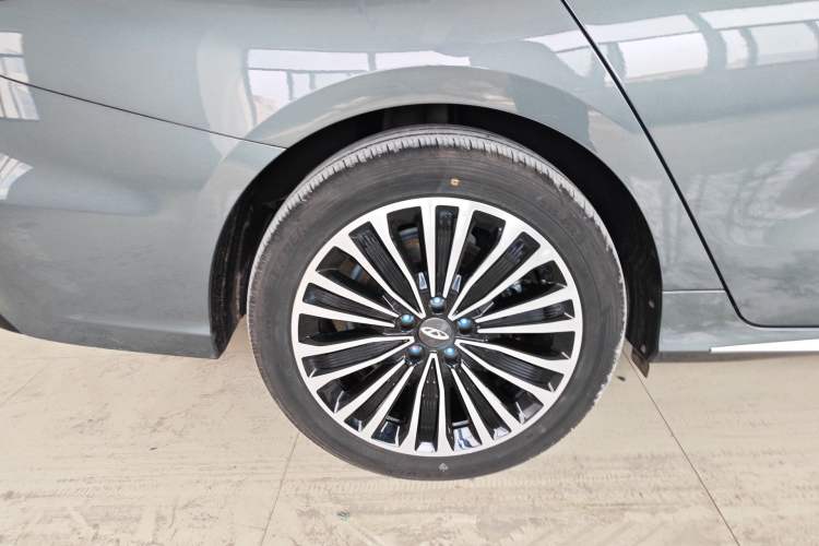 Used Chery Fengyun A8L 2025 1.5 TGDI 145 km Luxury Version Exterior 5