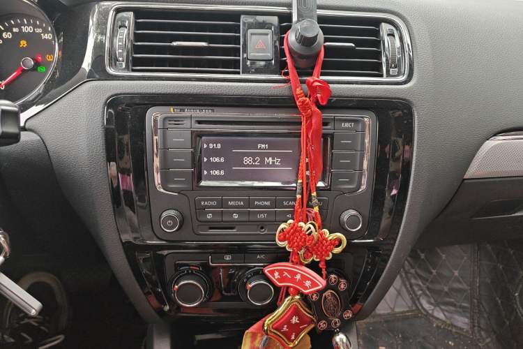 Used Volkswagen Sagitar 2015 1.6L Automatic Comfort Model Audio And AC Panel