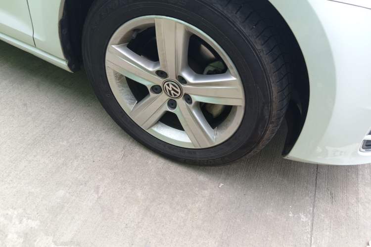 Used Volkswagen Golf 2017 230TSI Automatic Comfort Edition – Celebrating Milestone of One Million Units Right Front Wheel Hub