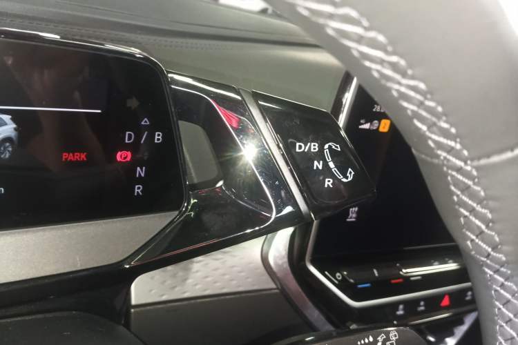 Used Volkswagen ID.6 X 2023 Pure Long-Range Version Gear Lever