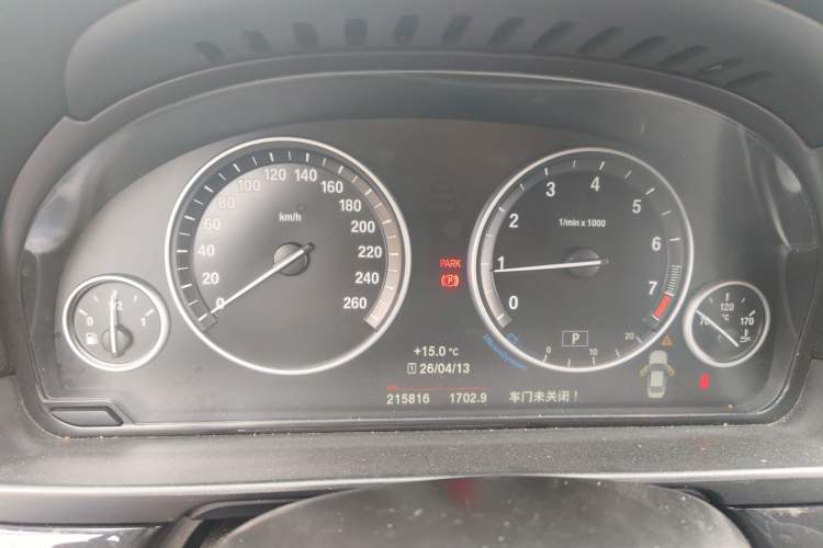 Used BMW 5 Series 2014 520Li Elegant Model Odometer Close Up