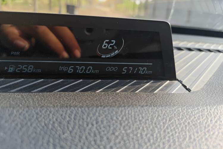 Used NETA V 2021 Long-Range Entertainment Edition Odometer Close Up