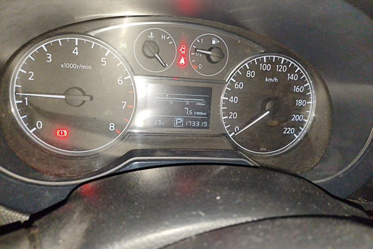 Used Nissan Tiida 2011 1.6L CVT Smart Version Odometer Close Up