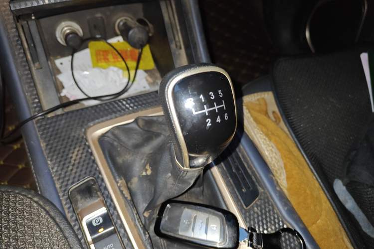 Used CHANGAN OSHAN COS1 2020 1.5T Manual Fashionable Smart Connectivity 7-Seater Gear Lever