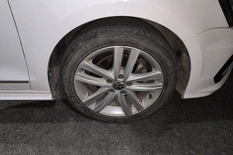 Used Volkswagen Sagitar 2018 280TSI DSG Ignite Edition Right Front Wheel Hub