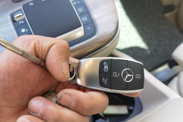 Used Mercedes-Benz V-Class 2024 V 300 Pilot Edition Vehicle Key