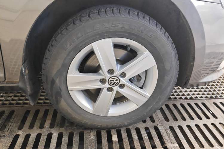 Used Volkswagen Bora 2014 1.6L Manual Fashion Edition Right Front Wheel Hub