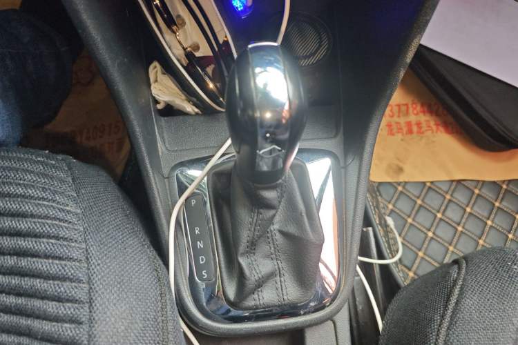 Used Volkswagen Jetta 2015 Value Edition 1.6L Automatic Comfort Version Gear Lever