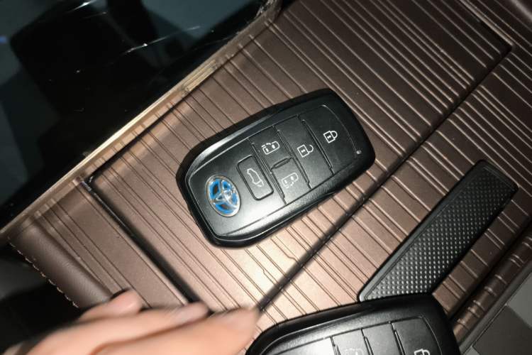 Used Toyota Granvia 2023 2.5L Hybrid Prestige PLUS Edition Interior 1