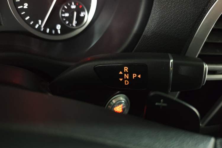 Used Mercedes-Benz Vito 2021 2.0T Elite Version 7 Seats Gear Lever