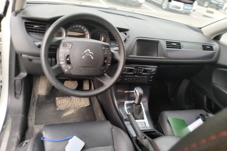 Used Citroen C5 2014 1.6T Automatic Prestige Model Center Console