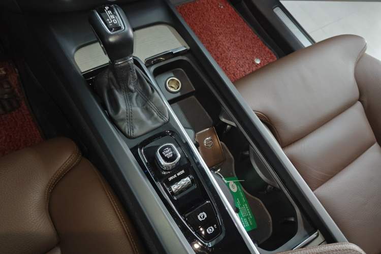 Used Volvo XC60 2018 T5 4x4 Zhiya Luxury Edition Gear Lever
