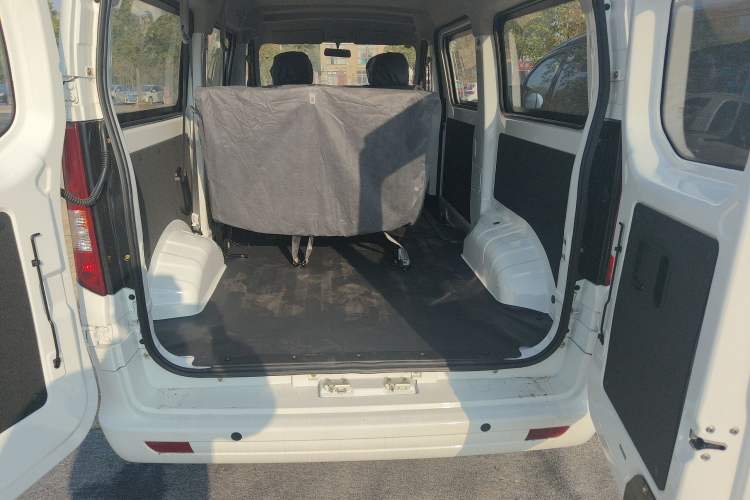 Used Chana Ruixing EM60 2025 Passenger Version Comfort Edition 6 Seats 300 km Range Side-Hinged Doors
