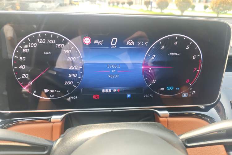 Used Mercedes-Benz S-Class 2022 S 450 L 4MATIC Odometer Close Up