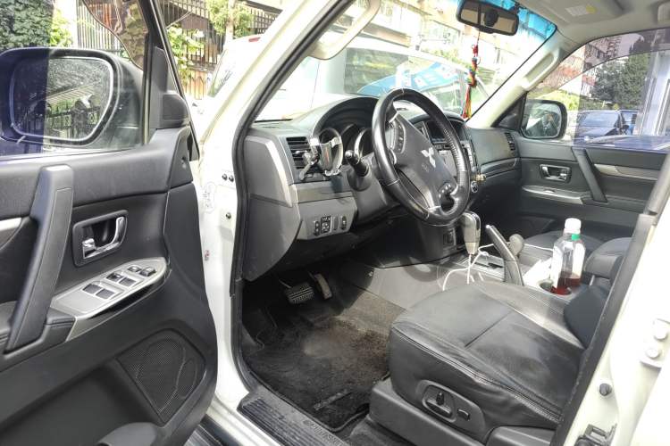 Used Mitsubishi Pajero 2015 3.0L Automatic Luxury Version China V Standard Interior 3