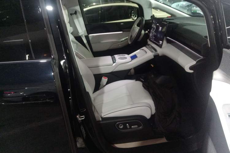 Used XPeng X9 2024 702 Ultra-Long Range Max Right Front Seat