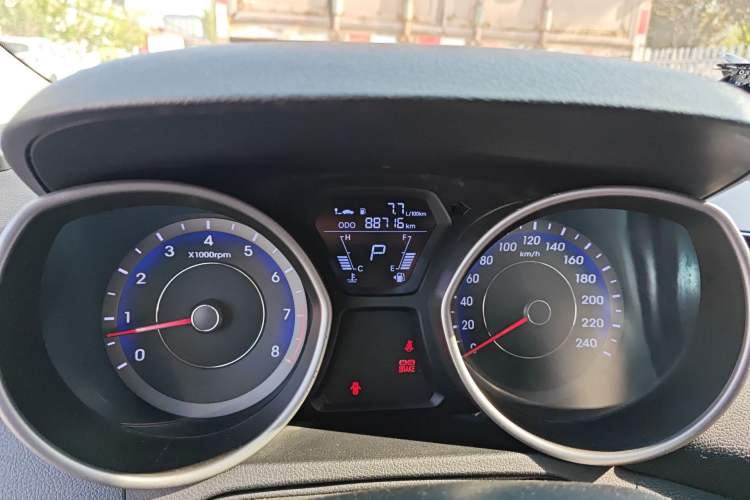 Used Hyundai Elantra (5th Generation / Langdong) 2016 1.6L Automatic Smart Version Odometer Close Up