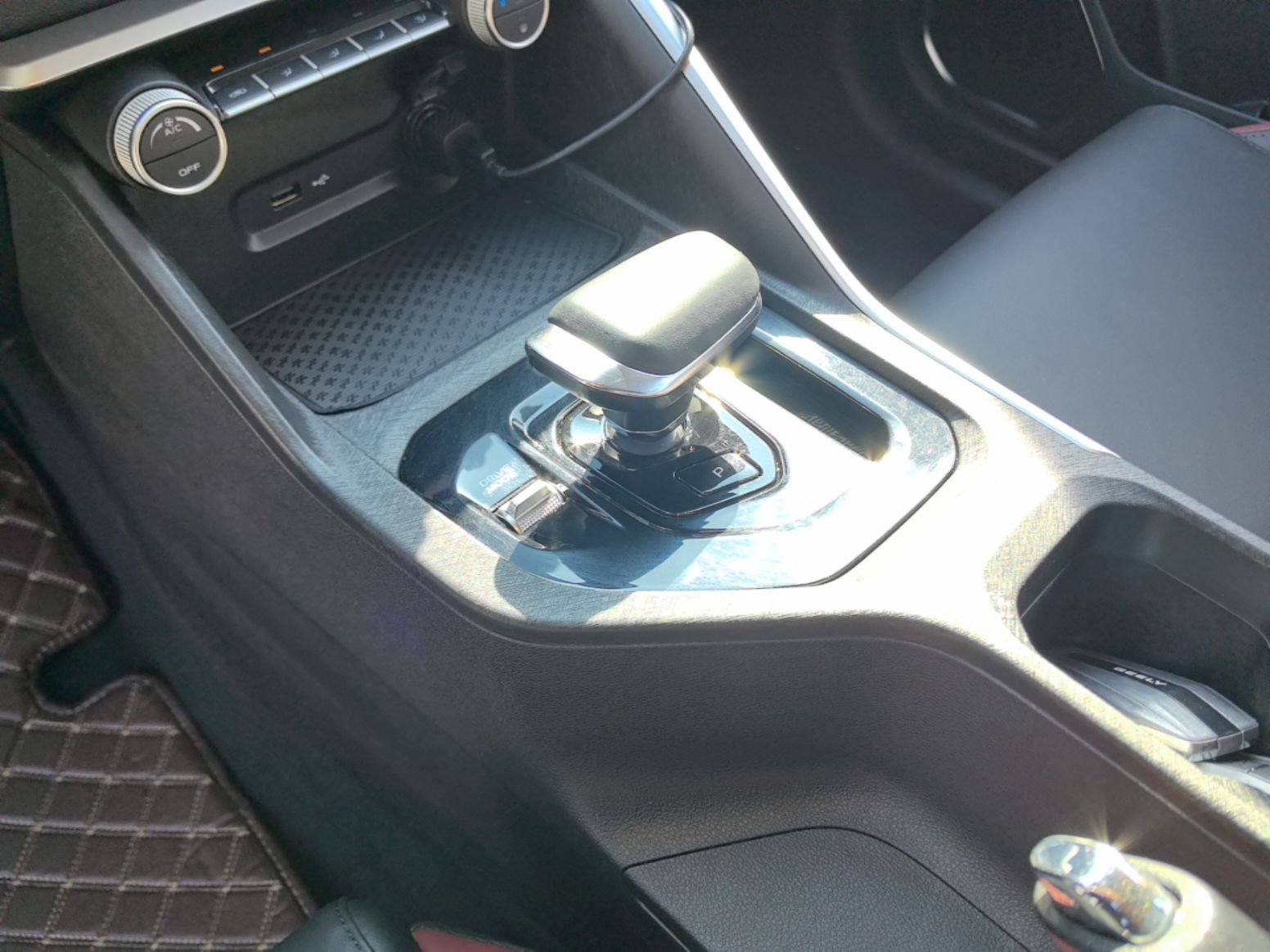 Geely Auto Coolray 2021 1.4T DCT Platinum Edition — снимка 16