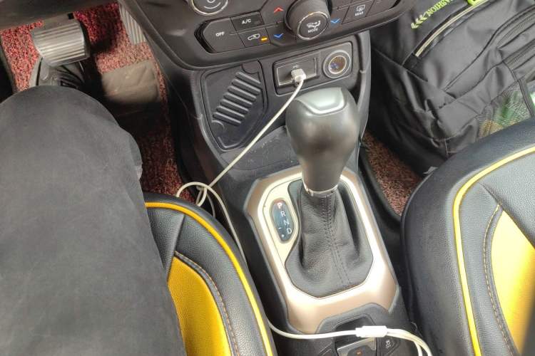 Used Jeep Renegade 2018 Connected Large Screen Version 180T Automatic Jingneng Version Gear Lever