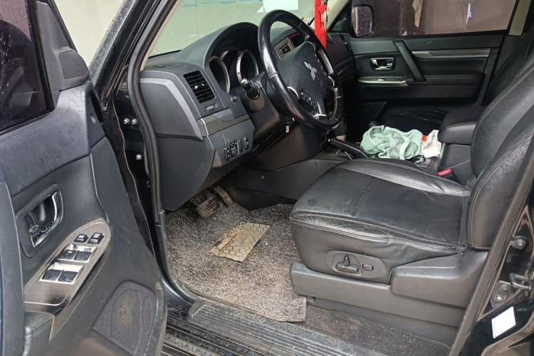 Used Mitsubishi Pajero 2015 3.0L Automatic Luxury Version China IV Standard