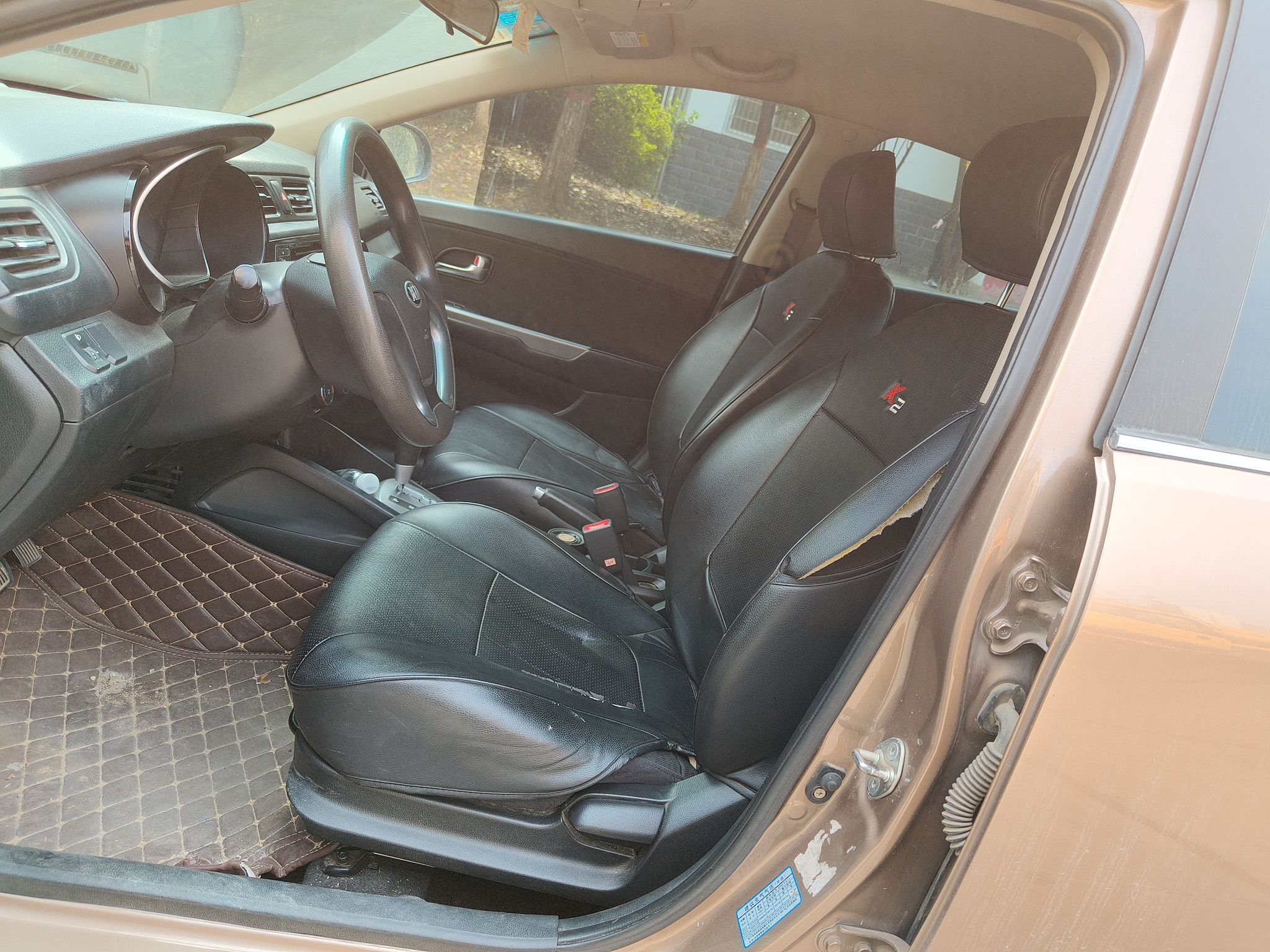 Переднее сиденье в автомобиле