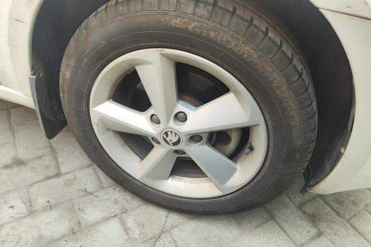 Used Skoda Octavia 2015 1.6L Automatic Yijie Edition Right Front Wheel Hub