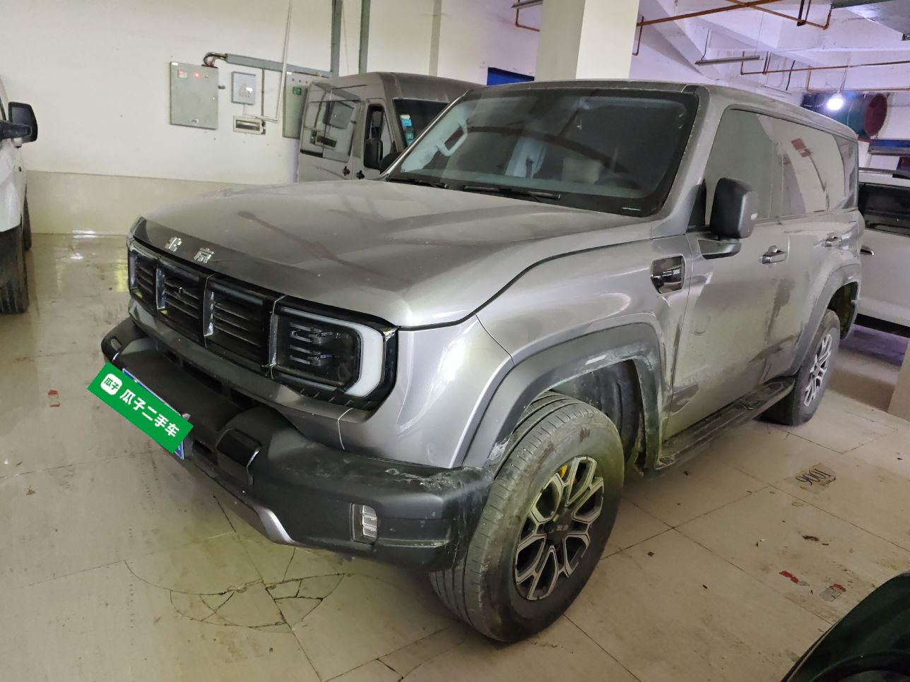 تحت مقدمة السيارة