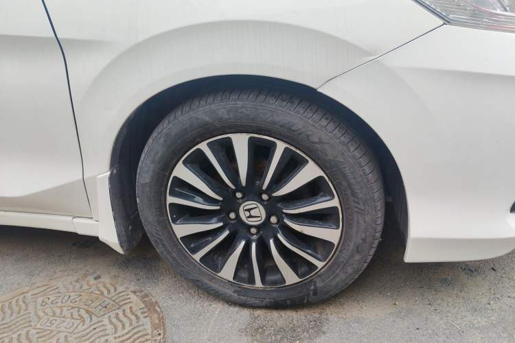 Used Honda Crider 2013 1.8L automatic luxury edition Right Front Wheel Hub