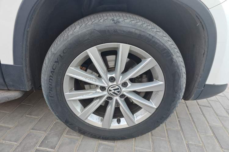 Used Volkswagen Tiguan 2016 280TSI Automatic Two-Wheel Drive Silk Road Comfort Edition Right Front Wheel Hub