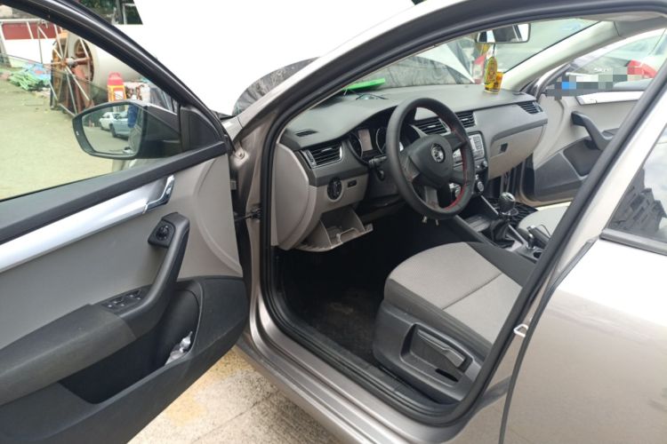 Used Skoda Octavia 2015 1.6L Manual Eado Edition