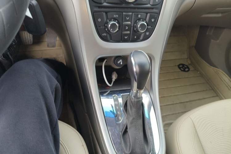 Used Buick GT 2013 GT 1.6L Automatic Fashion Edition Gear Lever