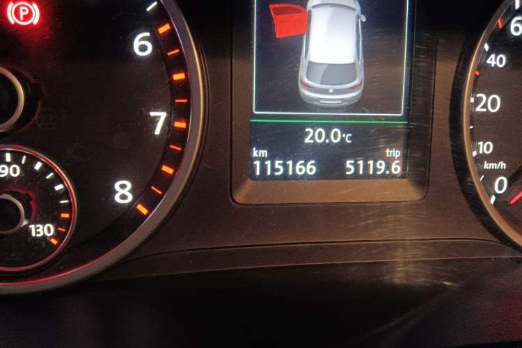 Used Volkswagen Tiguan 2015 1.8TSI Automatic Two-Wheel Drive Luxury Model Odometer Close Up