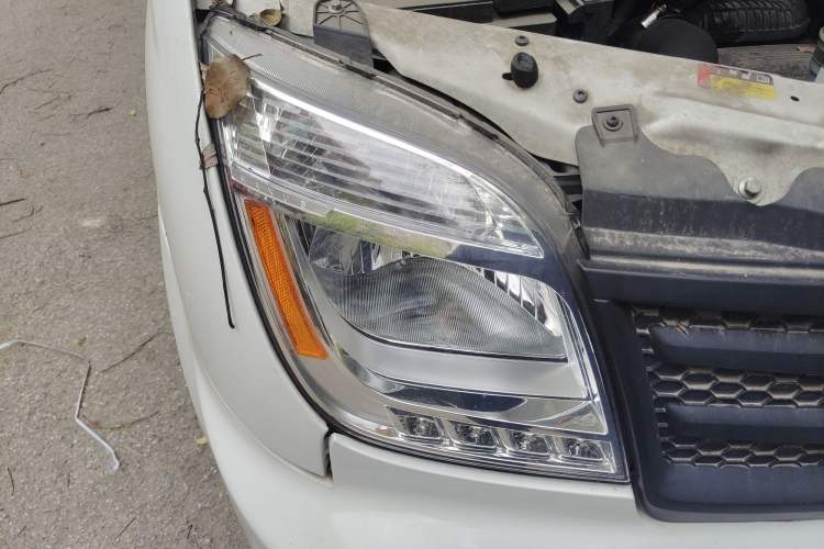 Used SAIC MAXUS Xintu V80 2023 2.0T Manual Classic Aoyuntong Short Wheelbase Mid-Roof 5/6-Seater Right Front Headlight