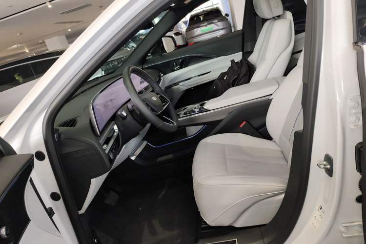 Used Cadillac LYRIQ 2024 Rear-Drive Standard Range Luxury Edition Left Front Seat