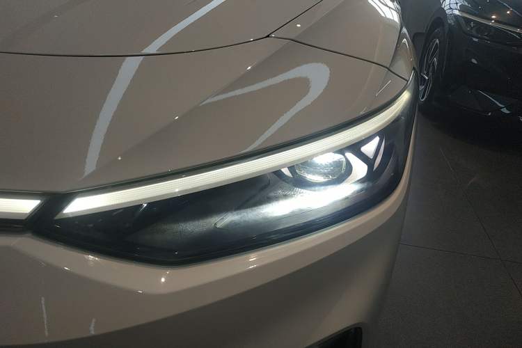 Used Volkswagen ID.7 VIZZION 2024 AIR model Left Front Headlight