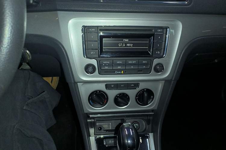 Used Volkswagen Gran Lavida 2013 1.6L Automatic Comfort Model Audio And AC Panel