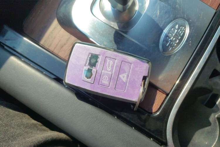 Used Land Rover Discovery Sport 2020 249 PS R-Dynamic Luxury Custom Edition Interior 1