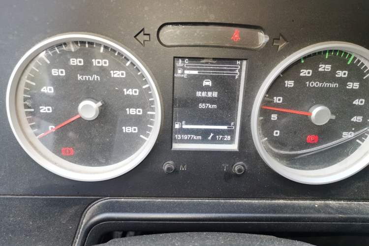 Used Iveco Daily 2021 2.5T A35 M1 Passenger Van 5-9 Seater Short Wheelbase Mid-Roof Design Dual Tires Side Sliding Door
