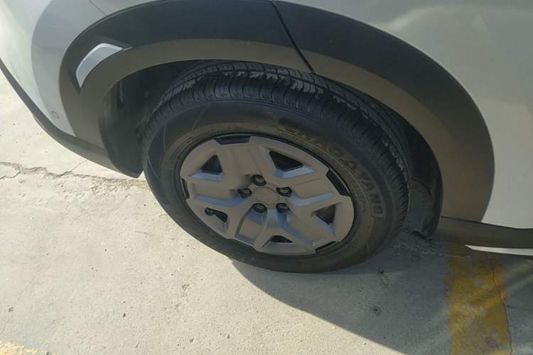 Used BYD Yuan UP 2025 Intelligent Driving Version 401 KM Dynamic Edition Exterior 3