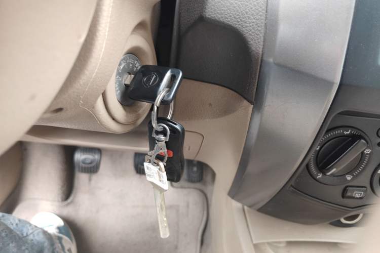 Used Nissan Livina 2010 Jingyue Edition 1.6L Manual All-Around Model
