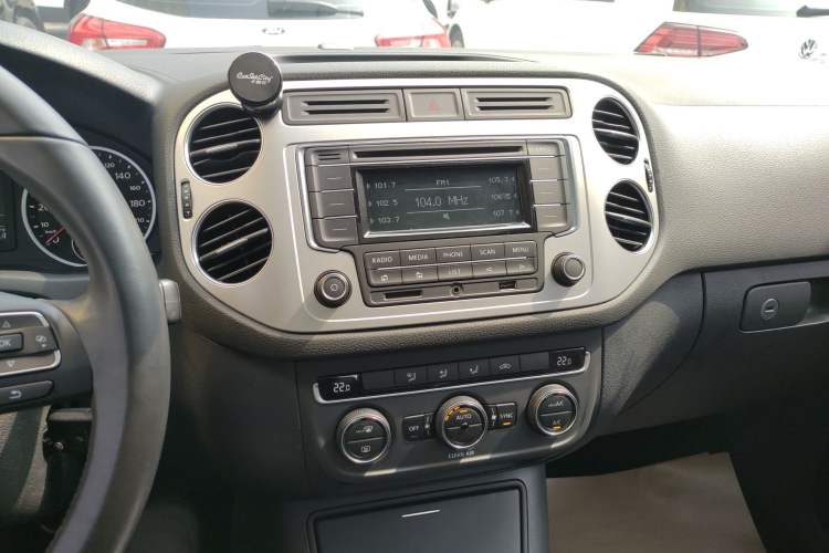 Used Volkswagen Tiguan 2016 300TSI Automatic All-Wheel Drive Fashion Vision Edition Audio And AC Panel