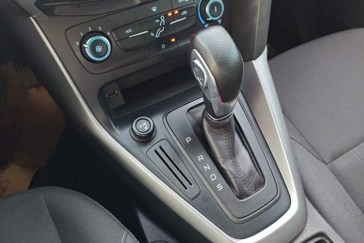 Used Ford Focus 2015 Hatchback 1.6L Automatic Comfort Model Gear Lever