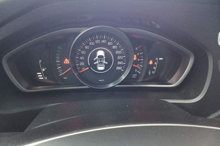 Used Volvo V40 2014 Cross Country 2.0T Zhiyi Edition Instrument Cluster