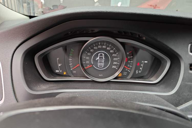 Used Volvo V40 2013 2.0T Zhiyi Edition Instrument Cluster