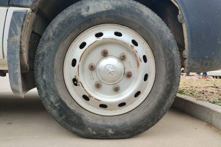 Used JAC Group Sunray 2017 2.0T Short-Wheelbase Mid-Roof Xingkuaiyun Multi-Purpose Commercial Vehicle Right Front Wheel Hub