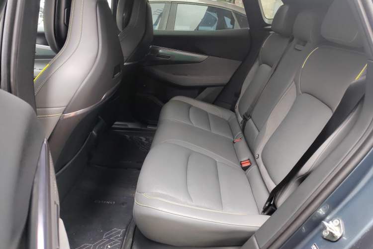 Used Lynk & Co 08 EM-P 2025 220 km All-Wheel-Drive Performance Halo