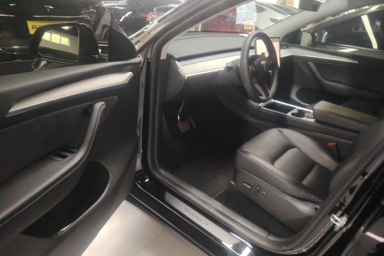 Used Tesla Model Y 2023 Long-Range All-Wheel-Drive Version