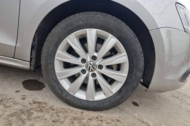 Used Volkswagen Sagitar 2014 Revised Version 1.6L Automatic Comfort Edition Right Front Wheel Hub