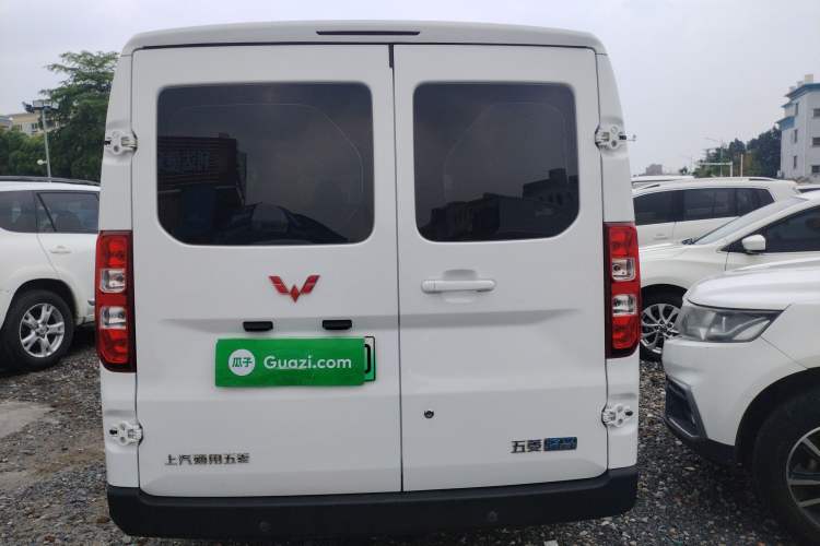 Used Wuling Yangguang 2024 300KM Comfort Version Passenger Van 75kW
